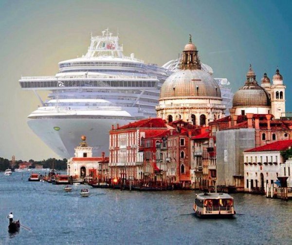 Круизный лайнер MSC Magnifica длиной 293 метра заходит в порт Венеции.