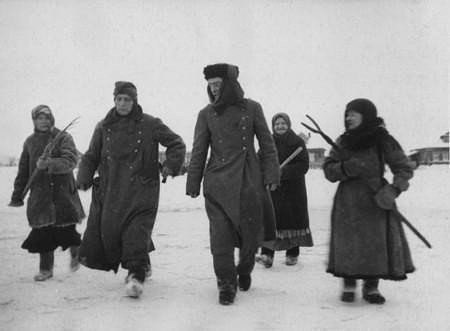 Немцы, взятые в плен колхозницами под Москвои, 1942 г.