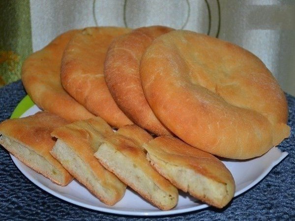 Пироги с картошкой и луком. Ингредиенты: 1 стакан теплого кефира, 2 столовые ложки растительного ...