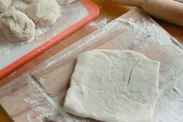 Плацинды с квашеной капустой.Ингредиенты:Мука — 2,5-3 стаканаВода — 1 стаканСоль — 1/2 ч. л.Сода — 1 ... - 7