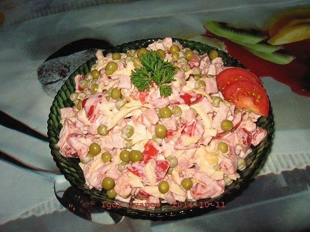 Сборный салат с помидорками и ветчиной. Ингредиенты: -Помидоры - 300 гр. -Ветчина - 200 гр. -Зелёный ...
