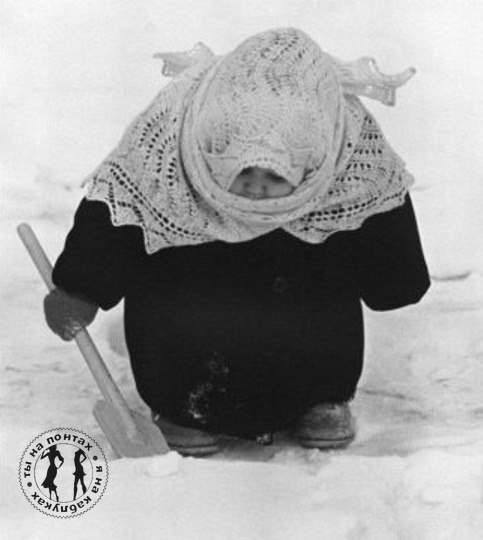 Под шубкой -теплое бельё.Фуфайка, ватные штанишки, И не