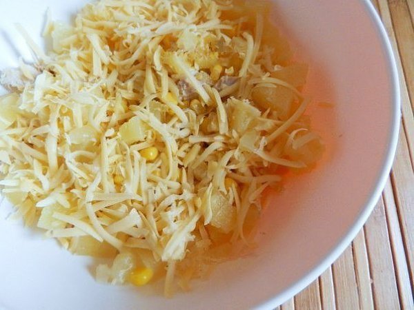 САЛАТ С КУРИЦЕЙ, СЫРОМ И АНАНАСОМ.Идеальное сочетание :)ИНГРЕДИЕНТЫ: 1 куриное филе; 50 г твердого ... - 4