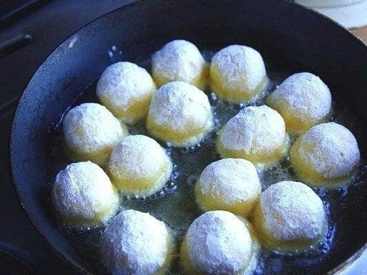 Сырные шарики жареные с чесноком.Сырные шарики — очень вкусное и популярное блюдо. Существует много ...