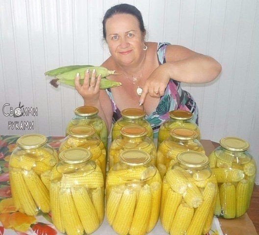 Кукуруза маринованная.Молодые, очищенные початки уложить в 3-х литр. банку. Туда же всыпать 1 стол. ...