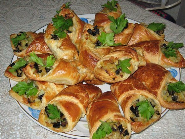 Грибные кулечки.Ингредиенты:1 упаковка готового слоеного теста5 картофелин средней величины2 ...