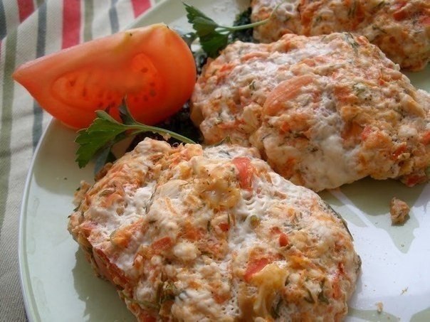 Куриные паровые котлеки под соусом .Для котлет: 600 гр куриного мяса или фарша 1 небольшой ...