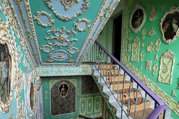 Дедушка в одиночку сделал из обычного подъезда настоящий дворец! Золотые руки! Браво мастеру!!! - 3