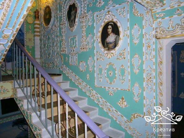 Киевский пенсионер Владимир Чайка превратил подъезд в Версаль - 5