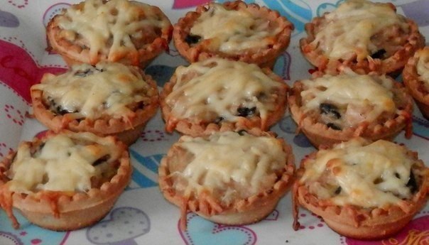Жюльен в тарталетках.Ингредиенты:- Грудка куриная (вареная) — 400 г- Шампиньоны (свежие) — 400 г- ...
