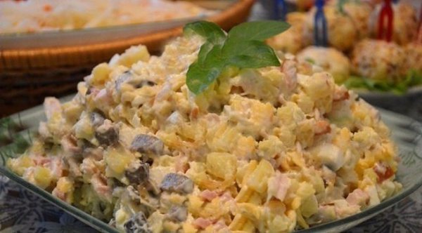 САЛАТ С КОПЧЕНОЙ КУРИЦЕЙ .Ингредиенты: - 200 г копченой курицы (у меня грудка); - 150 г маринованных ...