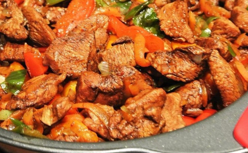 ТУШЕНАЯ КУРИЦА СО СЛАДКИМ ПЕРЦЕМ.Ингредиенты:1.Куриное филе 900 гр. 2.Морковь 300 гр. 3.Репчатый лук ...