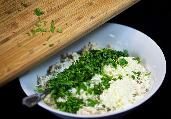 Шампиньоны с курицей и сыром. Ингредиенты: Куриное филе — 500 г Фета — 60 г Большие свежие ... - 5
