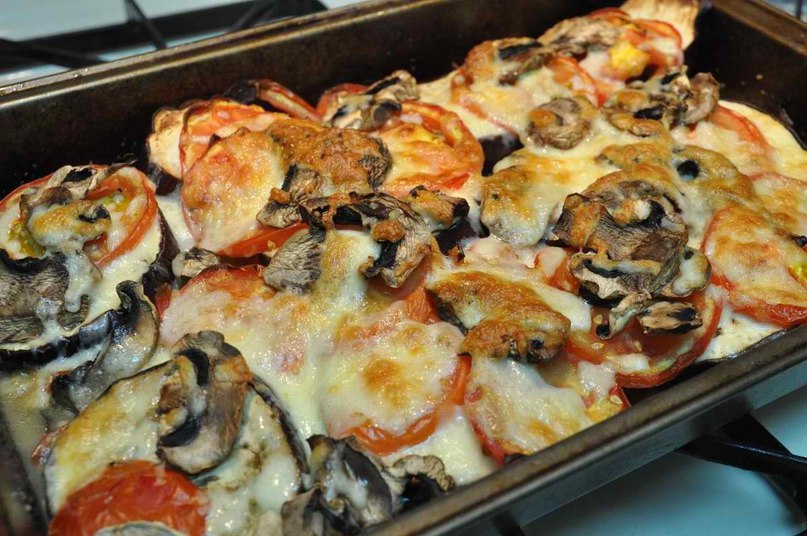 Баклажаны в духовке с помидорами, сыром и грибами.на 100грамм - 40.15 ккалБ/Ж/У - 3.44/1.43/3.6 ...