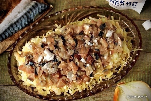 Салат «скумбрия под шубой».Ингредиенты:Картофель - 3 шт; Яйцо куриное - 3 шт; Морковь - 1 шт; Свекла ... - 5
