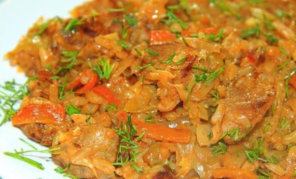 Тушеная капуста с мясом и рисом. Ингредиенты: капуста белокочанная - 1 вел.; свинина - 400 гр.; лук ...