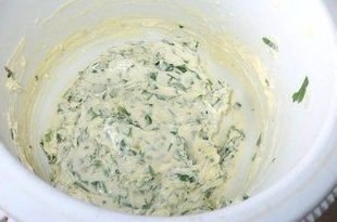 Бутeрброды с чeснокoм и cыpoм.Ингредиeнты: - 1 шт. хлeб (багет, 300 гp.) - 150 гр. cыp (твepдый) - ... - 2