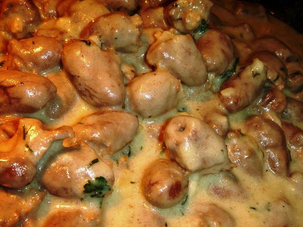 СЕРДЕЧКИ В СМЕТАННО-СЫРНОМ СОУСЕ.Нам потребуется:- Сердечки куриные – 0,5 кг - Лук репчатый – 1 ...
