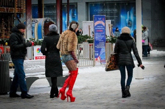 Опять чешу на каблуках, По льду и утренней пороше! Вот жесть... А вы хотели как? А вдруг судьба… а Я ...