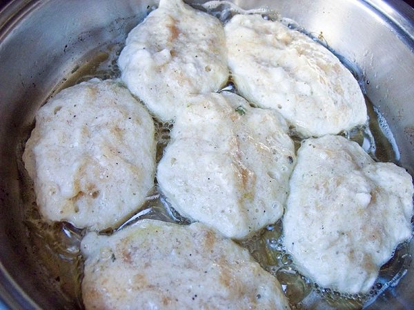 Воздушные котлеты из куриной грудки. Ингредиенты: Филе куриное малое — 2 шт. (около 300 г ) Яйца — 2 ... - 5