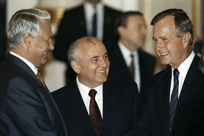 ПРЕДАТЕЛЬСТВО. СТЕНОГРАММЫ ТЕЛЕФОННЫХ РАЗГОВОРОВ ЕЛЬЦИНА И ГОРБАЧЁВА С Д. БУШЕМ.Сразу после ...