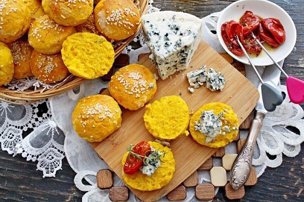 Тыквенные булочки с сыром. Тыквенные булочки с пармезаном и свежим розмарином — удивительно вкусные. ... - 7