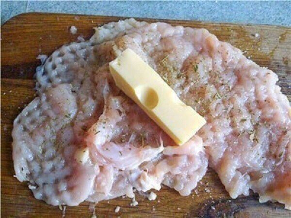 Нескучная грудка (куриная грудка с сыром в сухарях).Ингредиенты:куриная грудка - 1 шт.;сыр;травки ...
