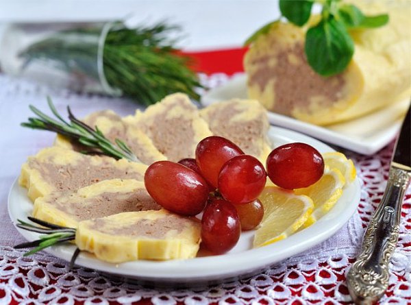 Печеночный рулет с сыром.Эффектная закуска для праздничного стола - сырно-печеночный рулет. Красиво ... - 6