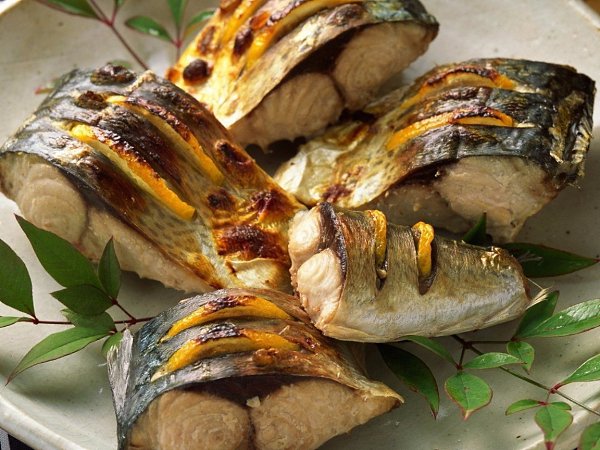 ЗАПЕЧЕННАЯ СКУМБРИЯ С АПЕЛЬСИНОМ.Ингредиенты:- Тушка скумбрии - 1 шт- Апельсин - 0,5 шт- Соль, ...