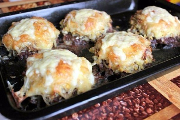 Стожки — блюдо из мясного фарша.Ингредиенты:Фарш мясной — 0,5 кгОтварные вкрутую яйца — 3 шт.Лук ... - 5