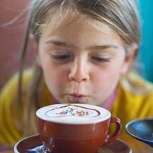Любовь - это когда мама варит папе кофе и сперва пробует сама, вкусно ли получилось. Катя, 5 лет.
