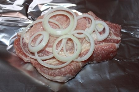 Мясо в фольге с грибами и помидорами. Очень похоже на мясо по-французски, но я сделала несколько ... - 2