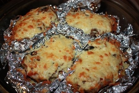 Мясо в фольге с грибами и помидорами. Очень похоже на мясо по-французски, но я сделала несколько ... - 6