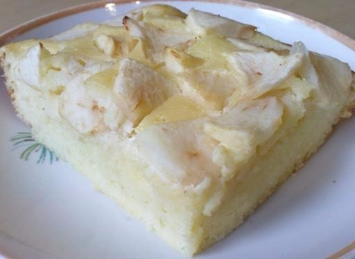 Творожная запеканка с яблоками. Для диетического питания очень подходящее блюдо. Оно содержит всего ...