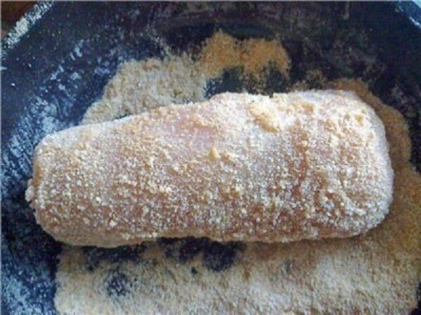 Нескучная грудка (куриная грудка с сыром в сухарях).Ингредиенты:куриная грудка - 1 шт.;сыр;травки ... - 2