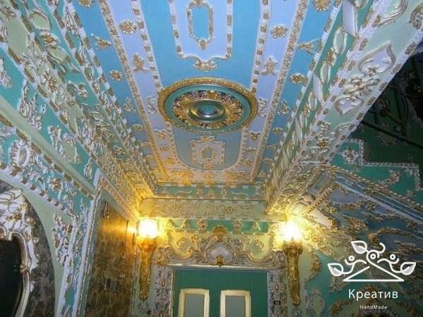 Киевский пенсионер Владимир Чайка превратил подъезд в Версаль