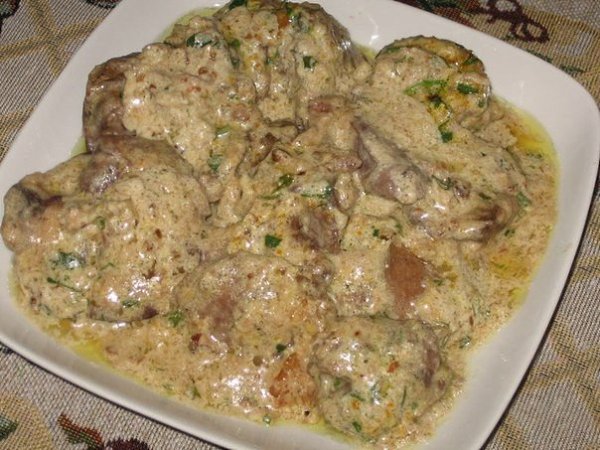 Куриная печень в орехово-чесночном соусе.Мягкая печень, тушенная в сметане с орехами и чесноком – ...