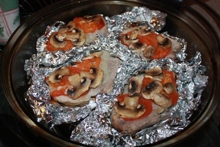 Мясо в фольге с грибами и помидорами. Очень похоже на мясо по-французски, но я сделала несколько ... - 5