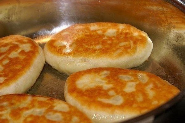 Пирожки с мясной начинкой.Ингредиенты:молоко 400 гмасло сливочное 150 гсахар 2 ст. л.соль 0,5 ч. ... - 8
