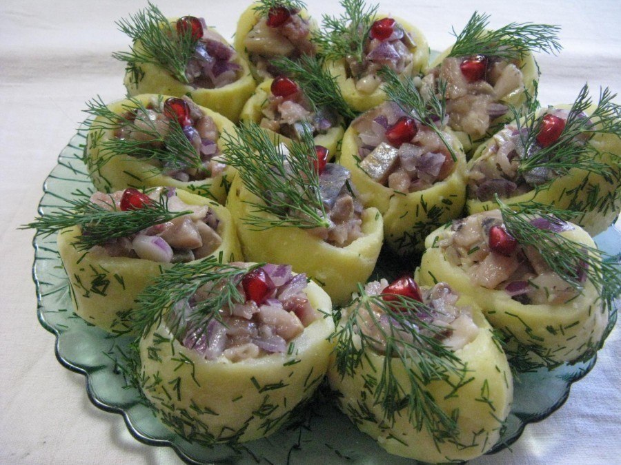 Селедка с картошкой на праздничный стол.Классическое сочетание – селедка с картошкой, может стать ...