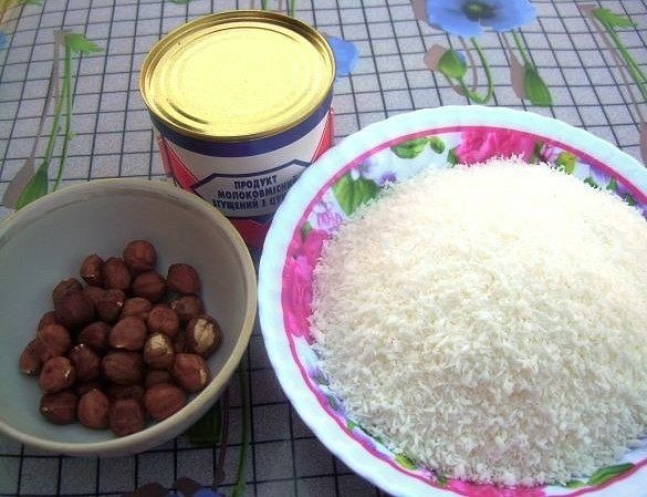 Рецепт Рафаэлло по-домашнему. Ингредиенты: кокосовая стружка — 250 г сгущенное молоко — 200 г ... - 2