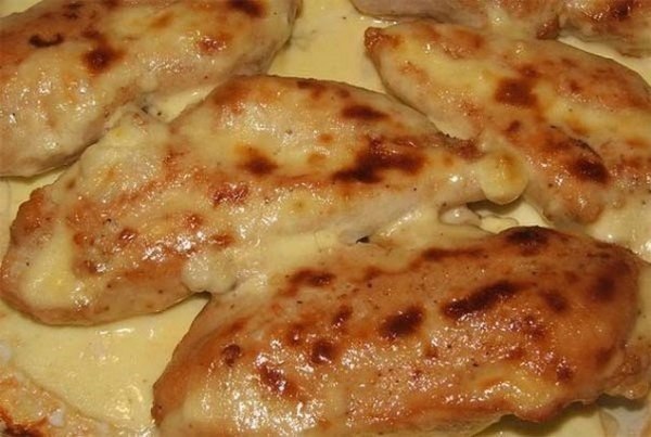 Куриная грудка запеченная в кефире - настоящая вкуснятина! Ингредиенты: куриная грудка 500гр; кефир ...