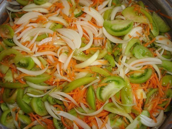 Cалат из зеленых помидор дольками.Ингредиенты:- 1 кг лука- 1,5 кг моркови- 3 кг недозрелых помидор- ...