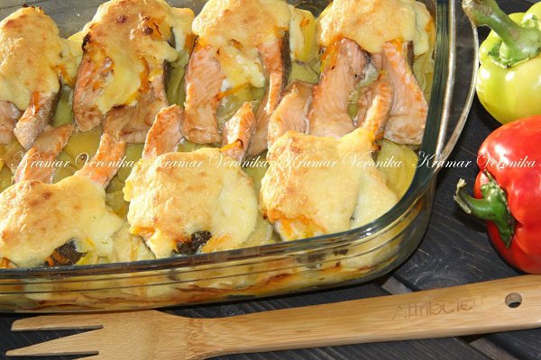 Форель под чесночным соусом, запечёная на картофельной