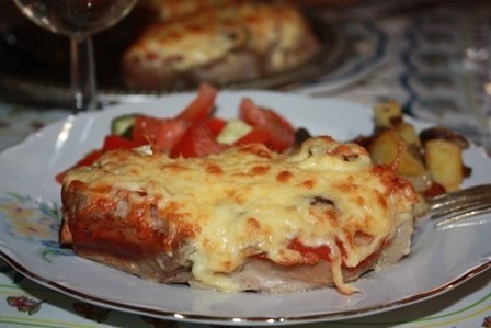 Мясо в фольге с грибами и помидорами. Очень похоже на мясо по-французски, но я сделала несколько ...
