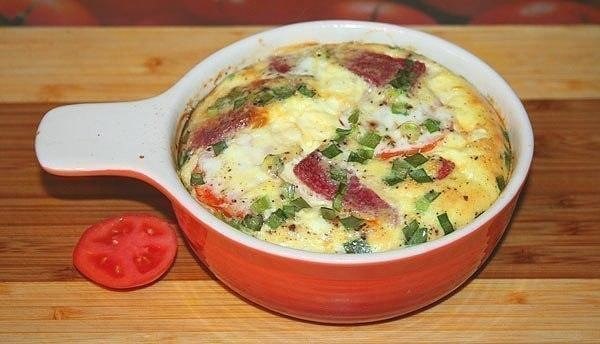 Пышный омлет с помидорами, салями и зелёным луком.Ещё один вариант вкусного завтрака. Омлет ... - 5
