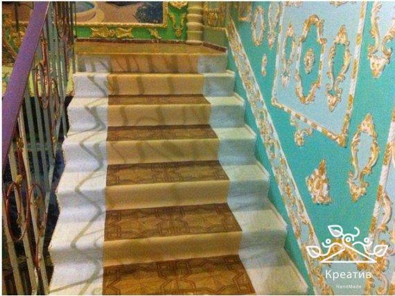 Киевский пенсионер Владимир Чайка превратил подъезд в Версаль - 2
