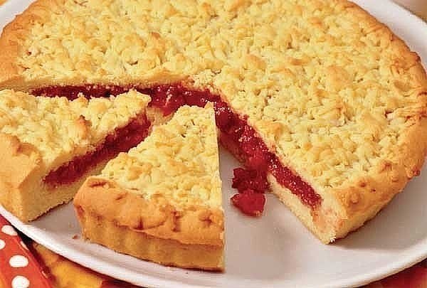 Кучерявый пирог с вареньем.Ингредиенты:-Два куриных яйца-Три стакана муки-200 грамм маргарина или ... - 3