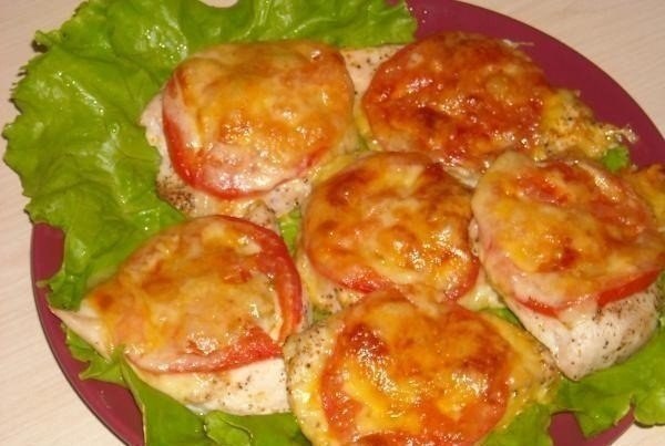 Курица под помидорами и сыром.Ингредиенты:- 2 куриные грудки- помидоры (необязательно черри, просто ...