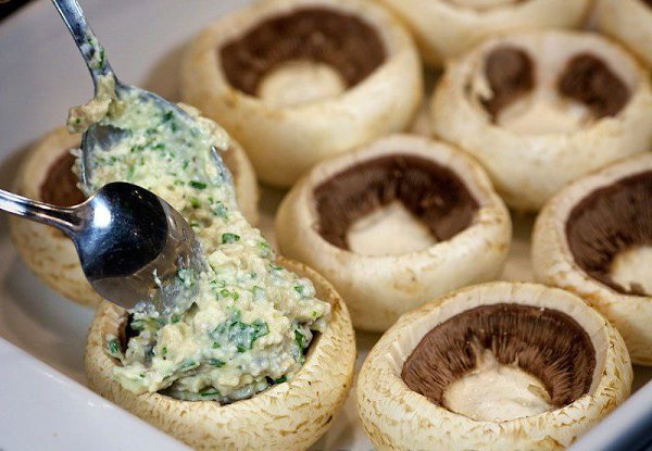 Шампиньоны с курицей и сыром. Ингредиенты: Куриное филе — 500 г Фета — 60 г Большие свежие ... - 8